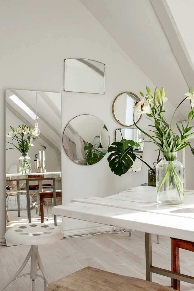 Зеркальная мозаика (56 фото): плитка из зеркал в интерьере гостиной, стеклянные фрагменты на стену в спальне, мозаика на сетке со вставками и стразами
