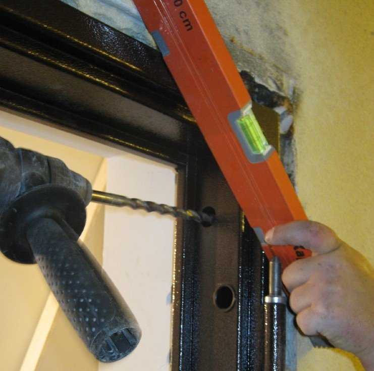 Установка металлических входных дверей в квартире или доме своими руками