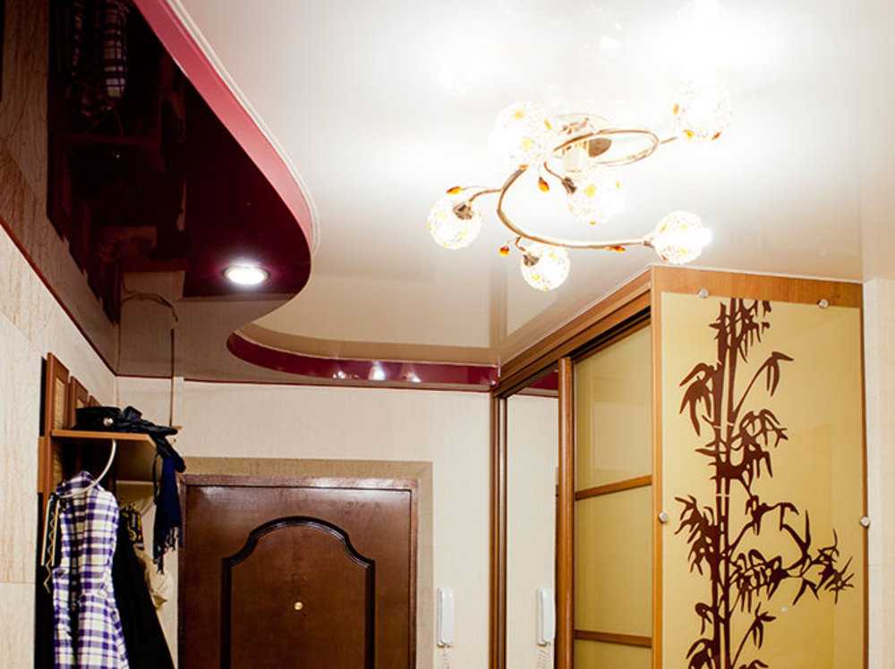 Потолок в коридоре (78 фото): дизайн реечного подвесного потолка в прихожей. какой лучше сделать в маленьком и узком помещении? чем можно отделать потолок? черные и глянцевые навесные потолки