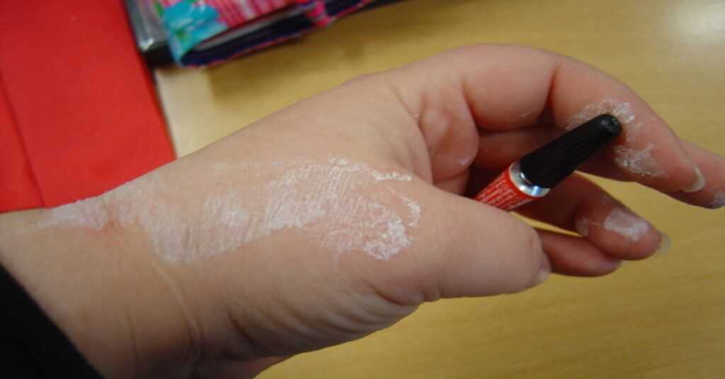 Как убрать суперклей с кожи рук: популярные и доступные средства