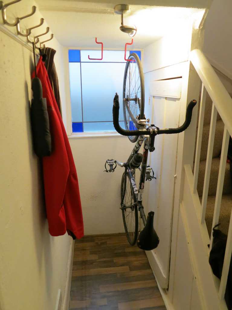 Как можно разместить велосипед на стене для хранения