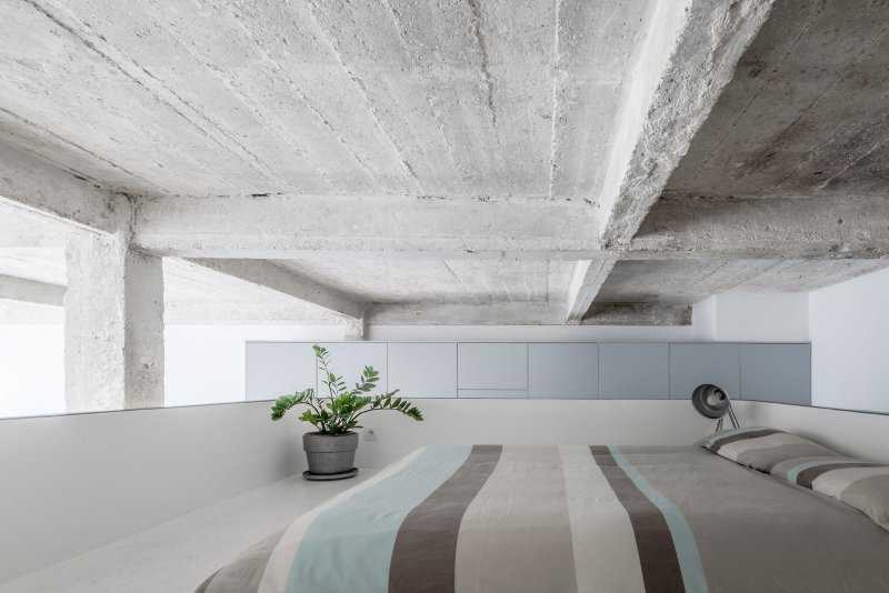Потолок в стиле лофт в интерьере: чем его покрыть, варианты под бетон  - 30 фото