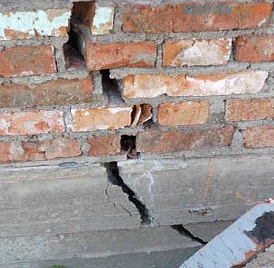 Как исправить трещину в стене в частном доме? снаружи и изнутри — как заделать? пошагово — обзор +видео