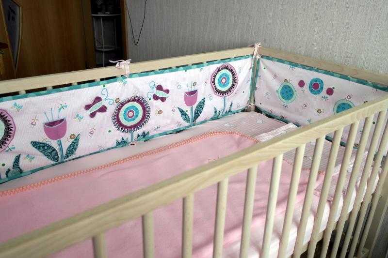 Бампер в кроватку новорожденного — нужны ли, как выбрать по видам, плюсы