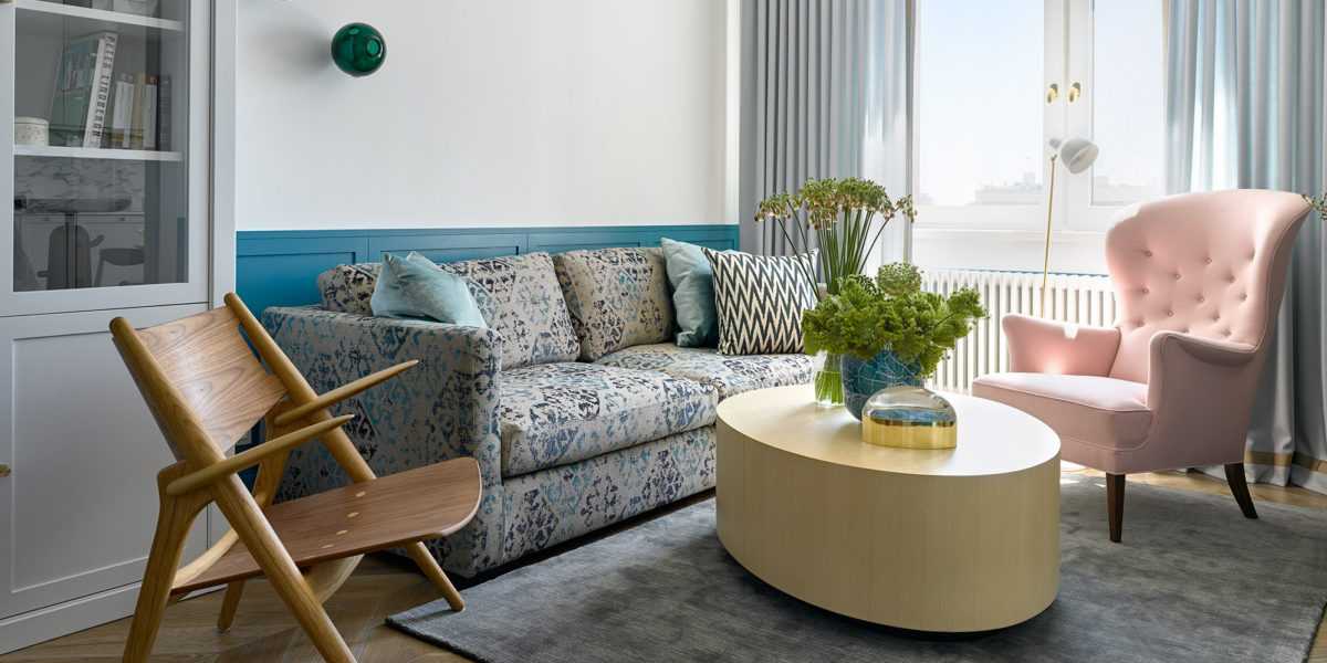 Яркие акценты в интерьере – цветные стены в дизайне квартиры в сочетании с нейтральной мебелью