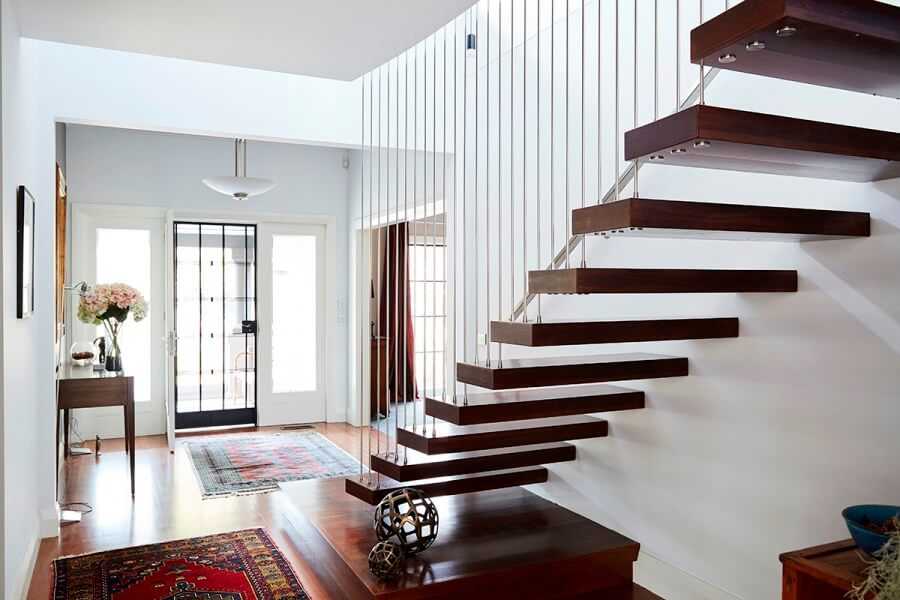 Особенности, преимущества и способы реализации дизайна гостиной с лестницей на второй этаж