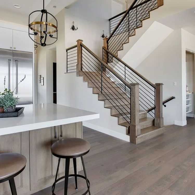 Как оформить лестницу на второй этаж в частном доме?