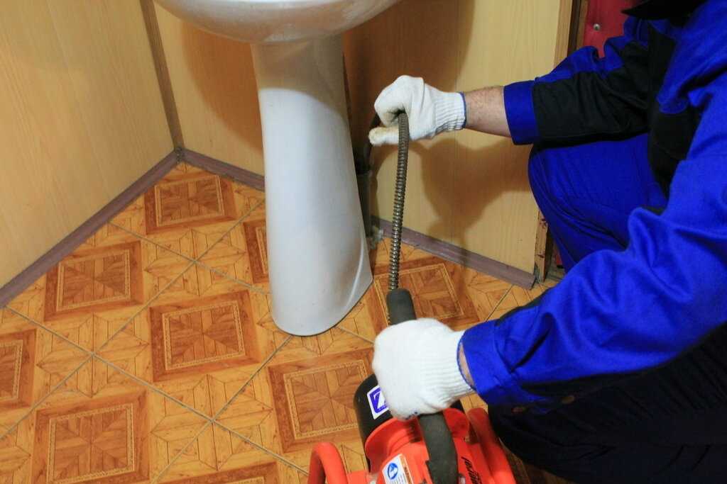 Очистка канализационных труб различными средствами и приборами в домашних условиях