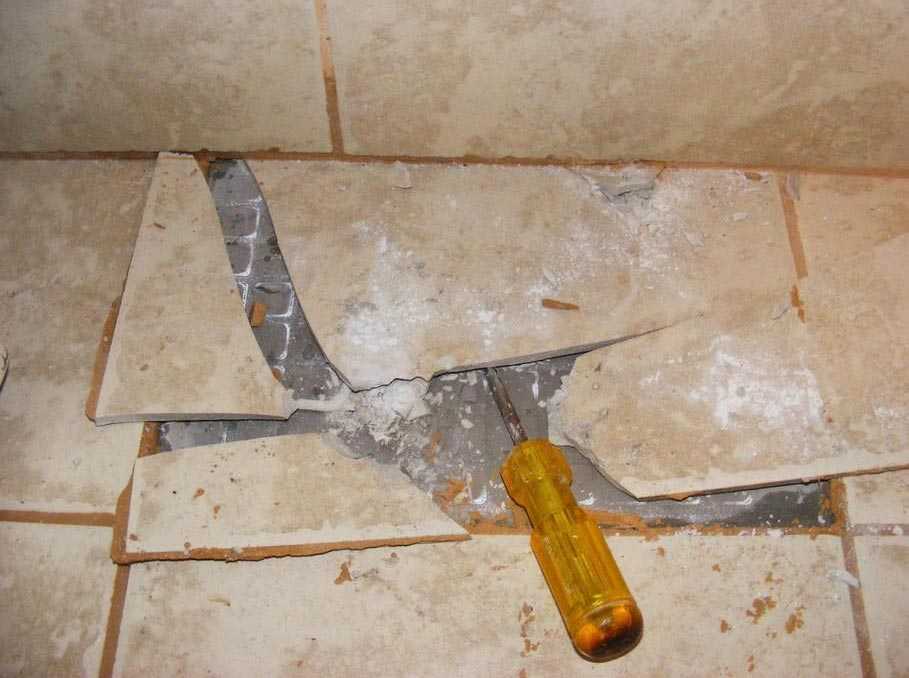 Как убрать старый кафель в ванной