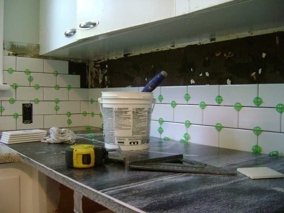 Ламинат в интерьере кухни: монтаж на стену своими руками