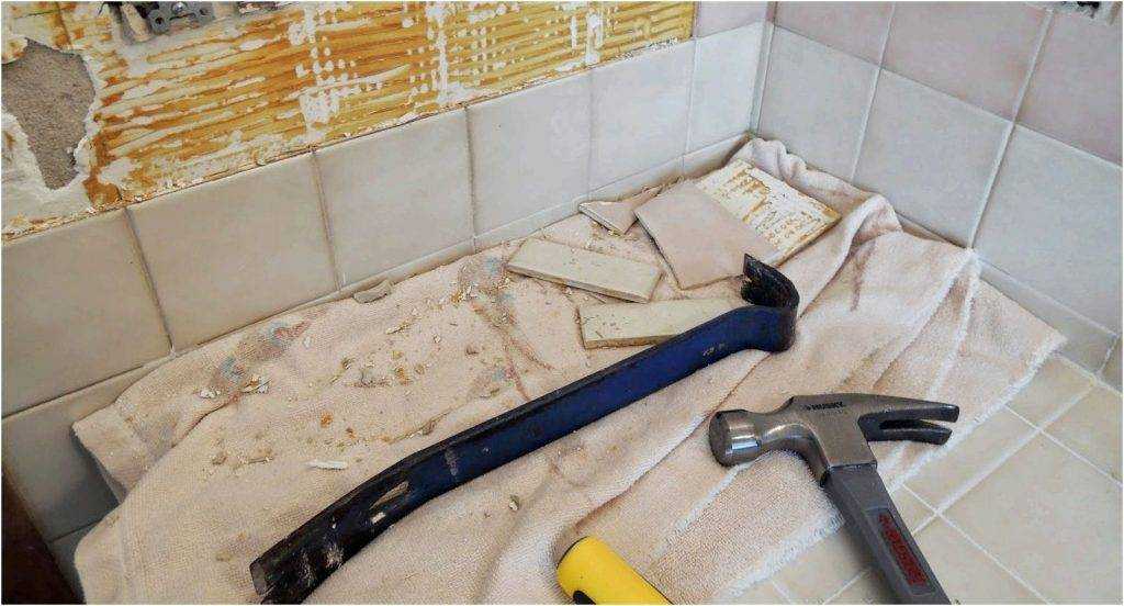 Как снять плитку в ванной со стены, не повредив ее?