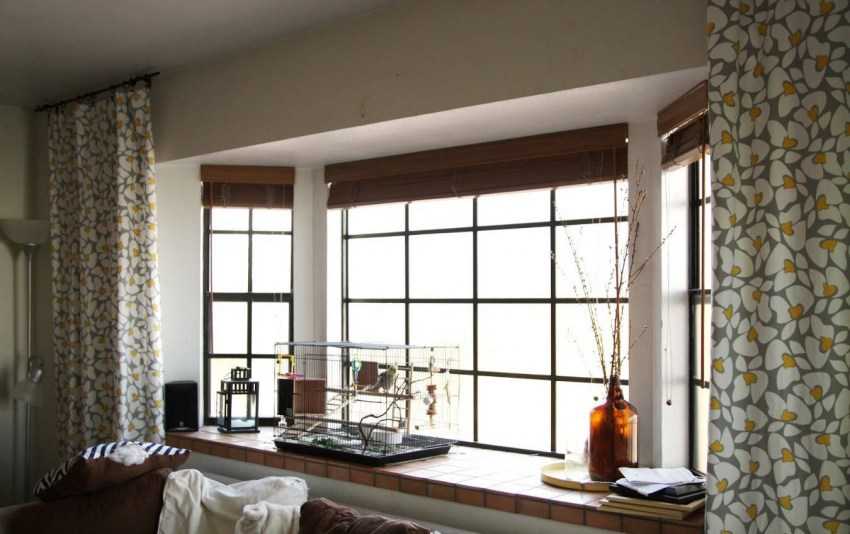 Оформление окна в гостиной шторами в современном стиле: дизайн большого и маленького окна
 - 32 фото