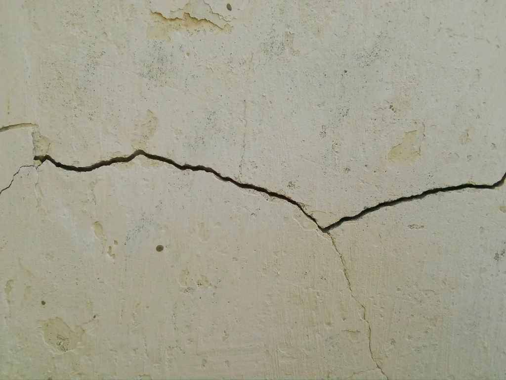 Трещина в стене дома: как определить причину и устранить последствия своими руками. пошаговая инструкция самостоятельного ремонта трещин в стене дома
