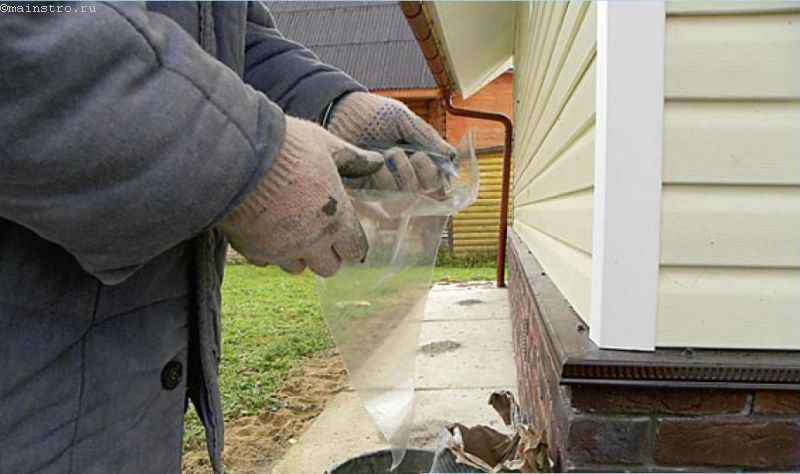 Как правильно утеплить цоколь фундамента снаружи дома своими руками?