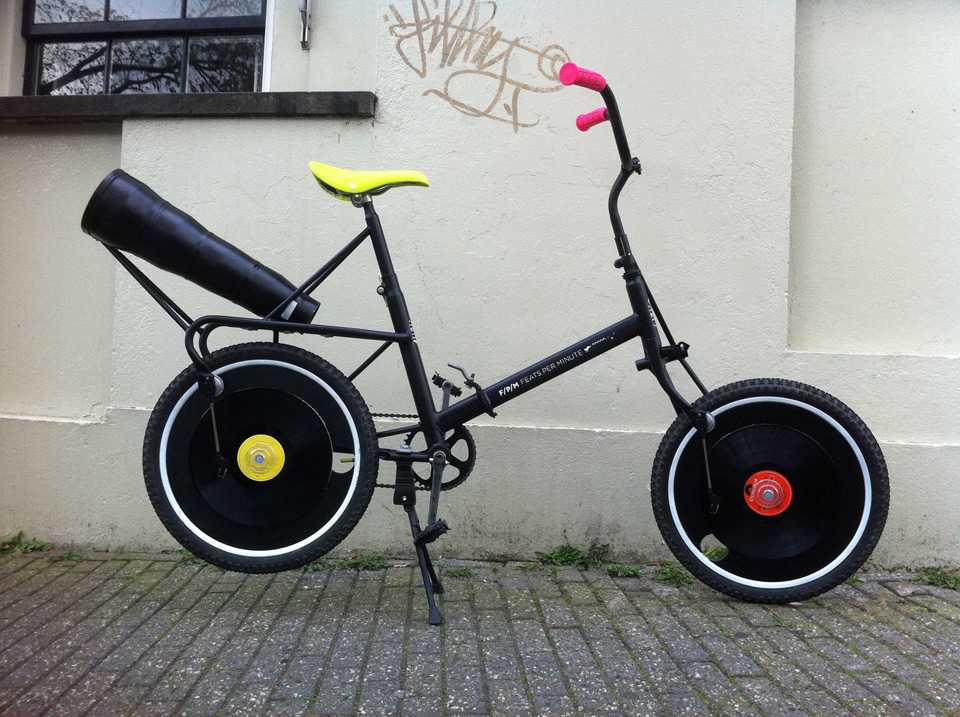 Как использовать старое велосипедное колесо в интерьере вашего дома: 9 смелых и креативных идей (фото)