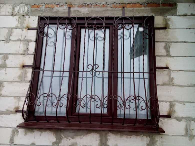 Металлические решетки на окна (57 фото): оконные сварные конструкции, тонкости установки, красивые внутренние кованые варианты