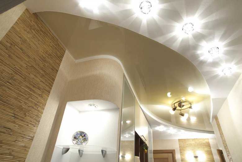Потолок в коридоре: виды, цвет, дизайн, фигурные конструкции в прихожей, освещение