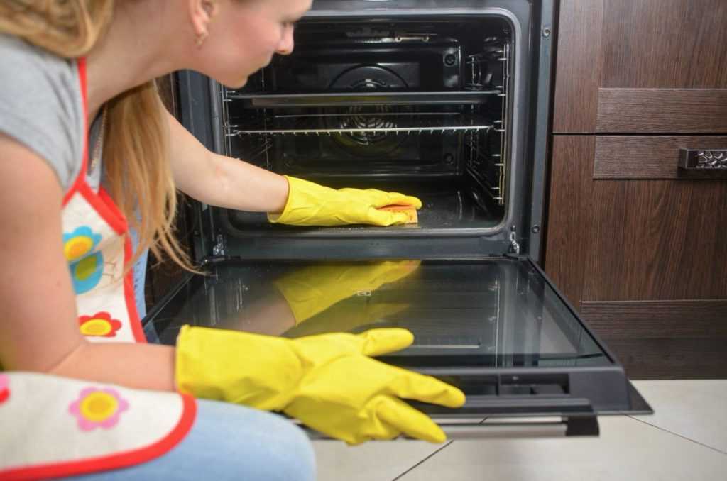 Как быстро и эффективно очистить духовку от застарелого жира