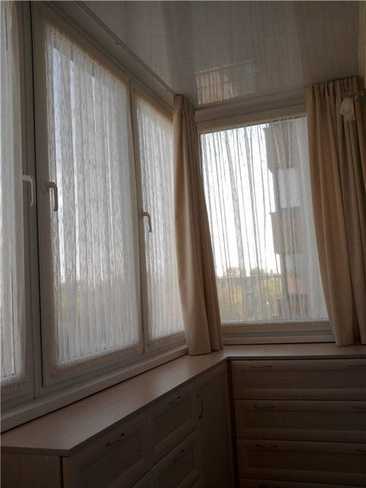 Шторы на балкон (115 фото): идеи оформления балконных окон занавесками. как красиво повесить нитяные шторки? дизайн легких брезентовых штор и другие варианты
