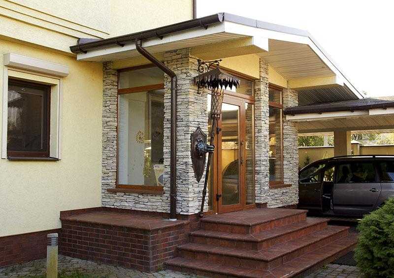 Дизайн крыльца (50 фото): оформление входа частного дома, отделка конструкции с высоким фундаментом, как правильно оформить и обустроить крылечко