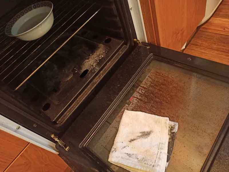 Как отмыть грязную духовку: простые рецепты для любых загрязнений