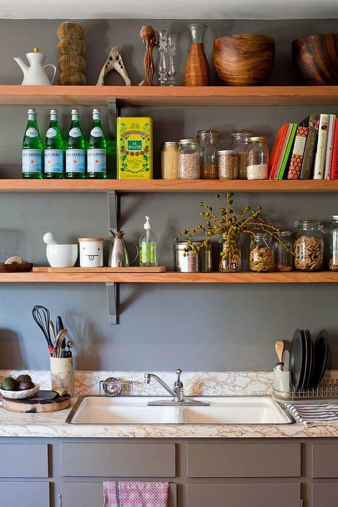 Вместо шкафов: 7 стильных кухонь с открытыми полками