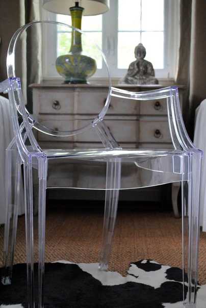 Прозрачные стулья: красиво, практично и ярко