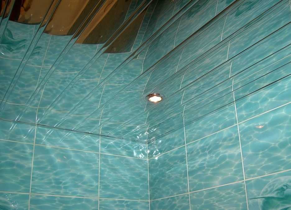 Зеркальный потолок: натяжной, подвесной, реечный и другие виды в ванной и спальне