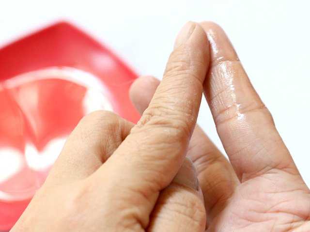 Как растворить суперклей и убрать его с пальцев: чем отмыть вещество с рук, уход за кожей