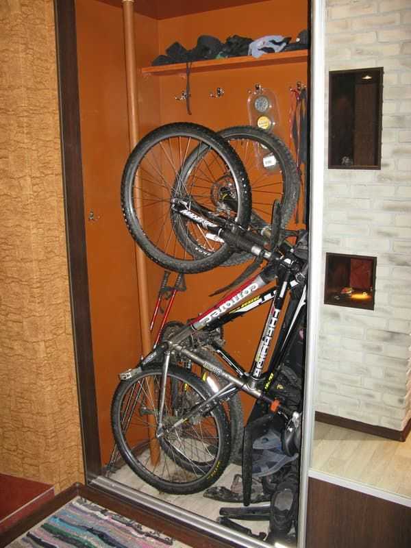 Как хранить велосипед в квартире? идеи для хранения велосипеда дома на стене и на потолке, если совсем нет места? способы и системы хранения в квартире