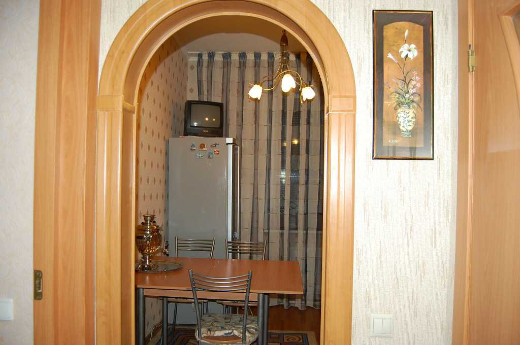Шторы-арки для кухни (44 фото): тюль и другие готовые занавески в виде домика, короткие кухонные арочные модели белого цвета и другие варианты