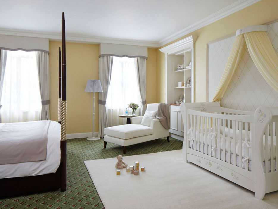 Дизайн спальни с детской кроваткой: советы по обустройству и оформлению интерьера