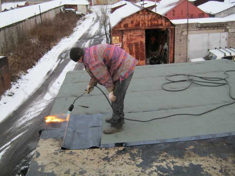 Чем лучше крыть крышу гаража и нужно ли ее утеплять