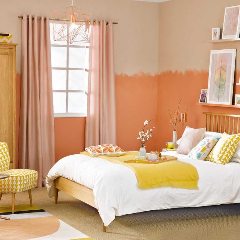 Персиковый цвет в интерьере: фон, обои, с чем сочетается нежные, яркие, светлые оттенки, для стен на кухне, фото, видео