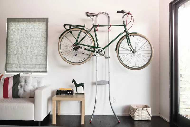 Как хранить велосипед в квартире? идеи для хранения велосипеда дома на стене и на потолке, если совсем нет места? способы и системы хранения в квартире
