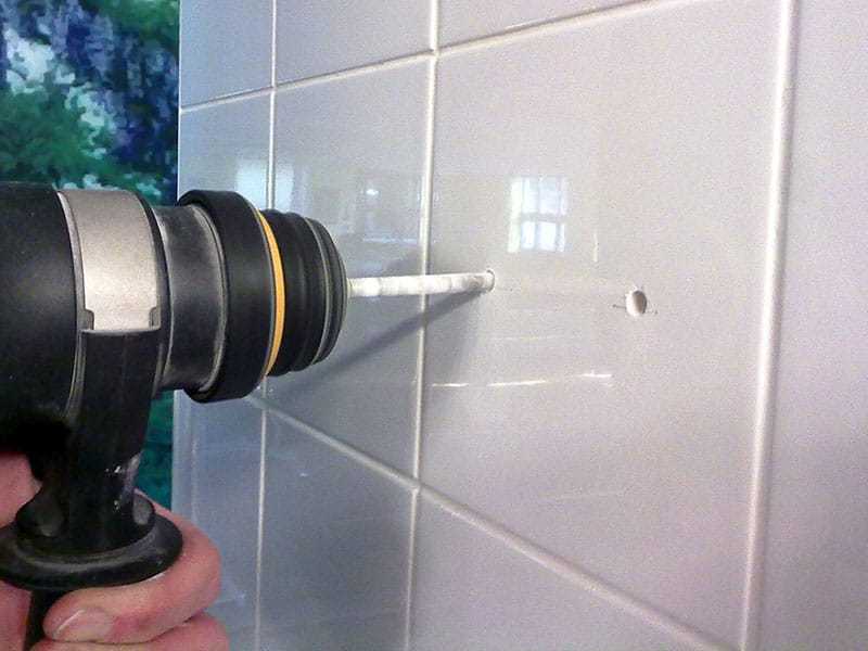 Подробная инструкция и полезные советы о том, как сверлить кафельную плитку на стене: 50 фото и 3 видео