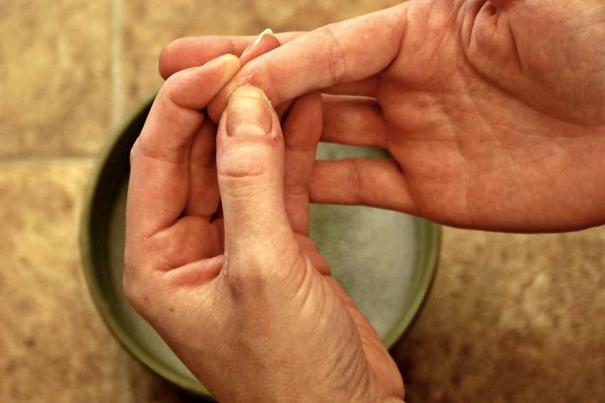 Как убрать супер-клей с кожи рук в домашних условиях: чем можно быстро очистить "момент" с пальцев, как удалить "секундой"?