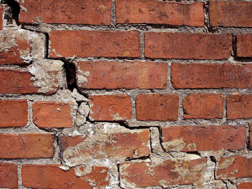 Заделка трещин в кирпичных стенах: виды и причины повреждений, способы их устранения