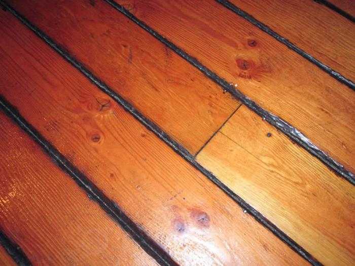 Заделка щелей в деревянном полу — чем и как проводить ремонтные работы?