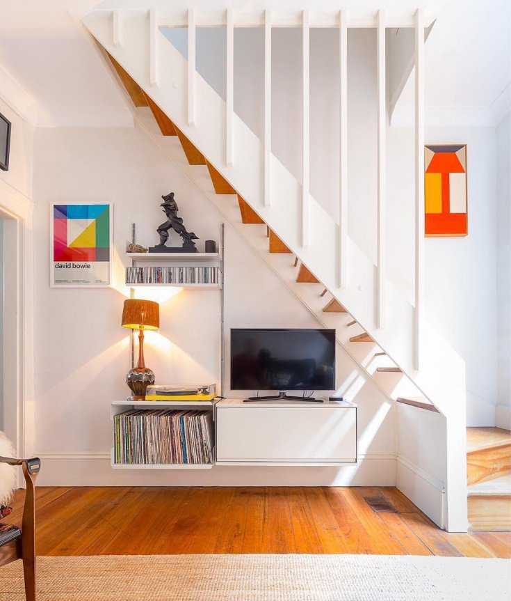 Пространство под лестницей: лучшие идеи оформления для загородного дома + фото