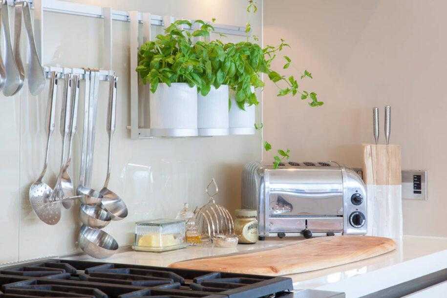 Аксессуары для кухни: кухонные принадлежности для мойки и мебели