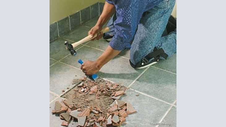 Как заменить разбитую плитку на полу или стене в ванной комнате