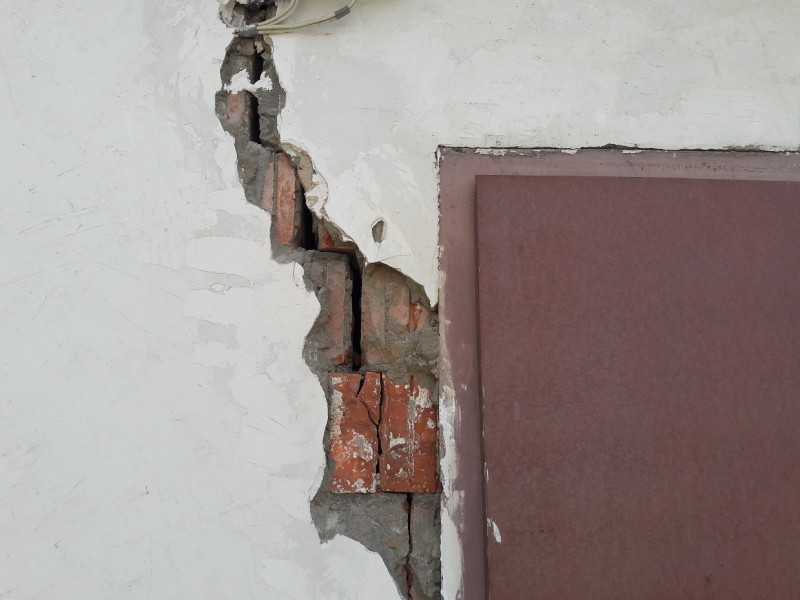 Заделка трещин в кирпичных стенах: пошаговая инструкция