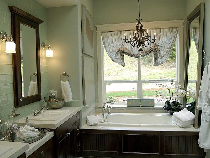 Дизайн ванной комнаты с окном: советы, современные идеи, фото