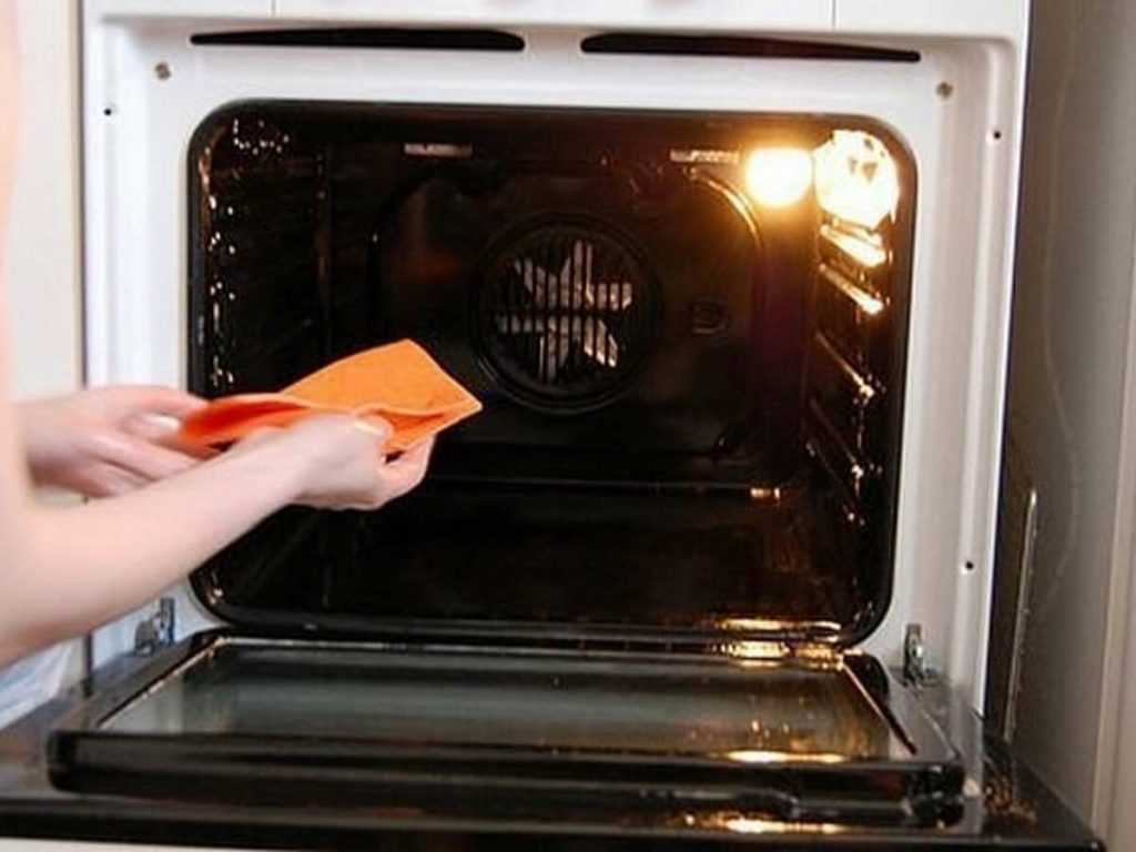 Чем очистить нагар в духовке, в том числе застарелый, в домашних условиях, как убрать налет жира и предотвратить его появление?