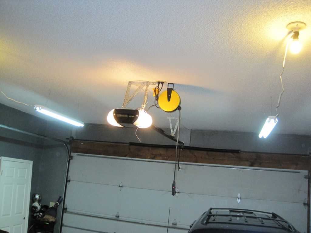 Как сделать освещение в гараже своими руками?