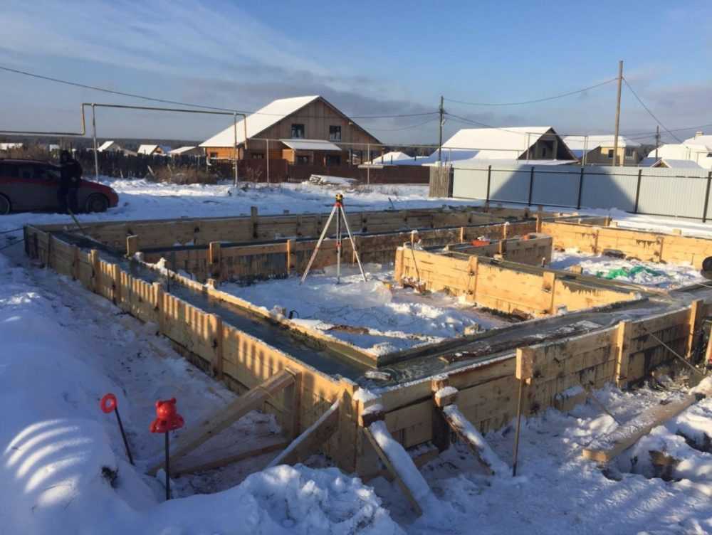 Строительство дома зимой: плюсы и минусы