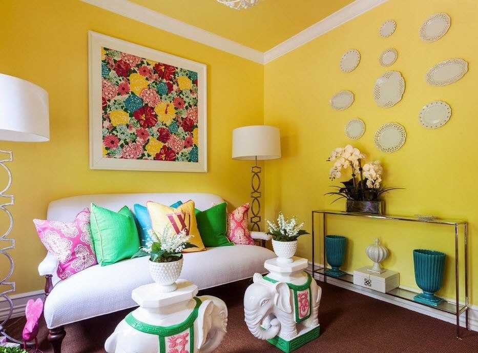 Обои с цветами в интерьере гостиной (38 фото): модели в зал с крупными цветами и цветочными мотивами