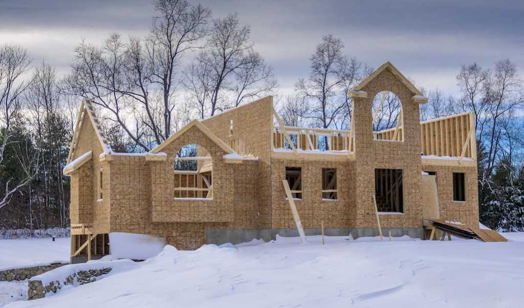 Можно ли зимой построить дом. особенности, преимущества и недостатки стройки