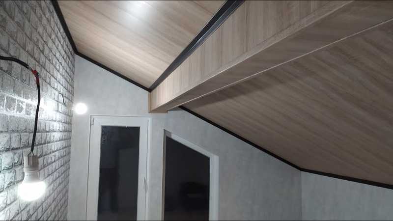 Ламинат на потолке: выбор материала, способы крепления и дизайн